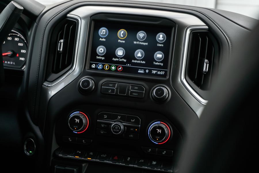 Детали интерьера Chevrolet Silverado RST Double Cab 2018 года  (фото 24 из 40)
